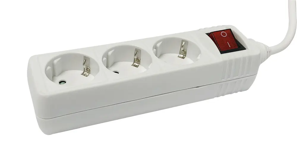 36.202/3 BASE DE ENCHUFES DE 3 TOMAS CON INTERRUPTOR 3.00 mtrs BLANCO