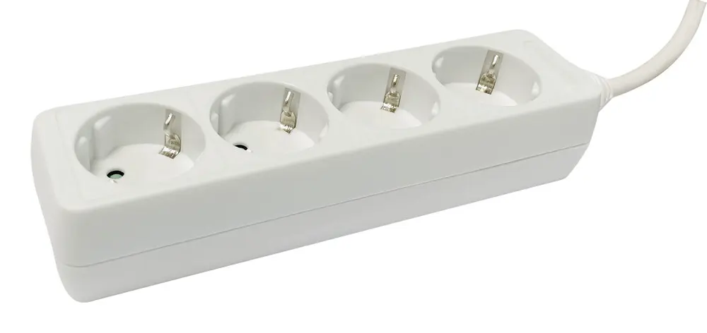 [36.220] 36.220 BASE DE ENCHUFES DE 4 TOMAS SIN INTERRUPTOR 1.5 mtrs BLANCO