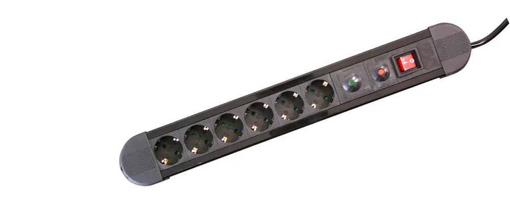 36.256 BASE DE ENCHUFES DE 6 TOMAS CON INTERRUPTOR Y PROTECCION 1.5 mtrs NEGRO