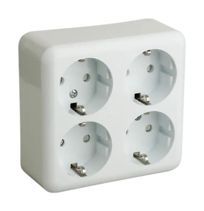 36.470/4B/B BASE DE SUPERFICIE DE 4 ENCHUFES CON TOMA DE TIERRA BLANCO